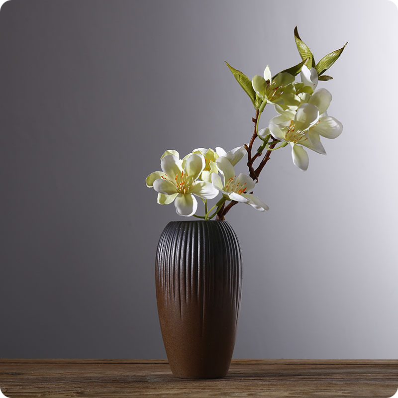 אגרטלי חרס מעוצבים לפרחים בחום וזהב