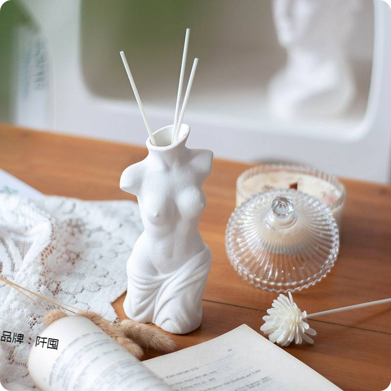 אגרטל גוף אישה חרסינה לבן לפרחים