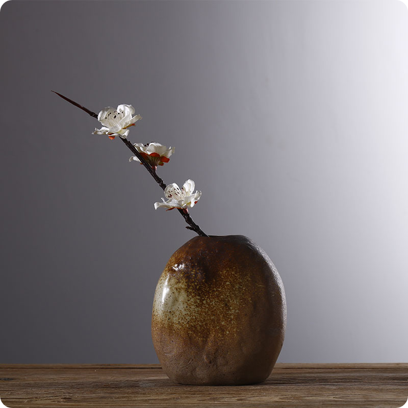 אגרטלי חרס מעוצבים לפרחים בחום וזהב