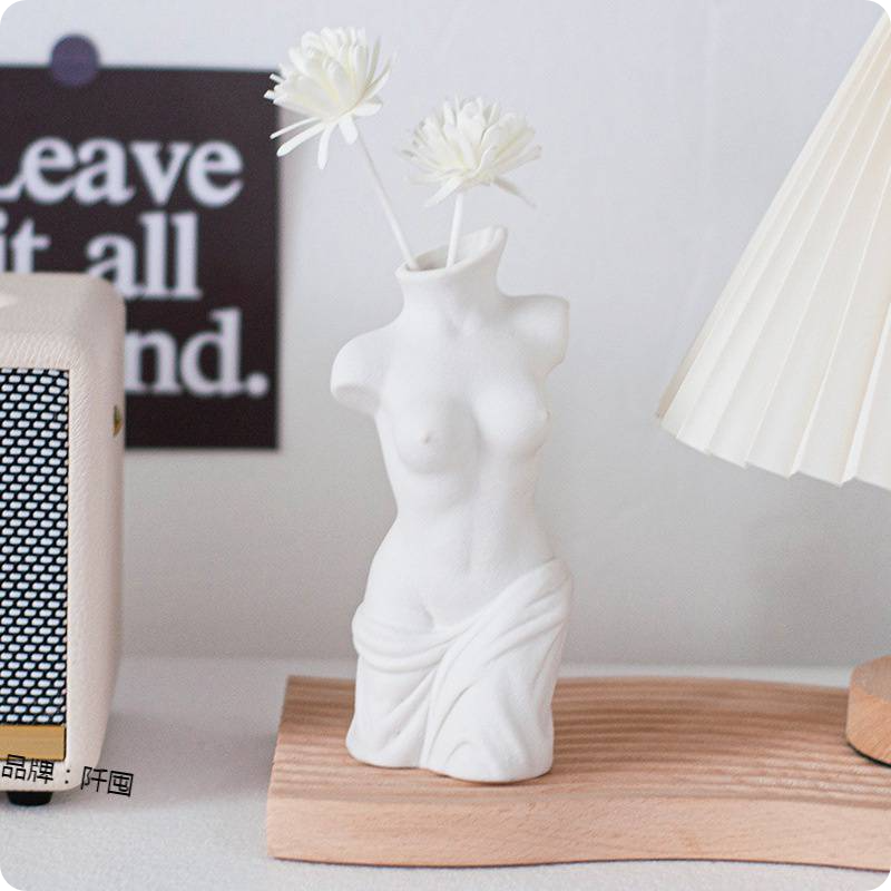 אגרטל גוף אישה חרסינה לבן לפרחים