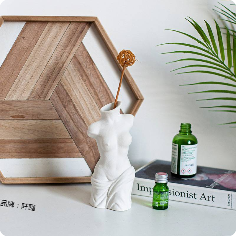 אגרטל גוף אישה חרסינה לבן לפרחים