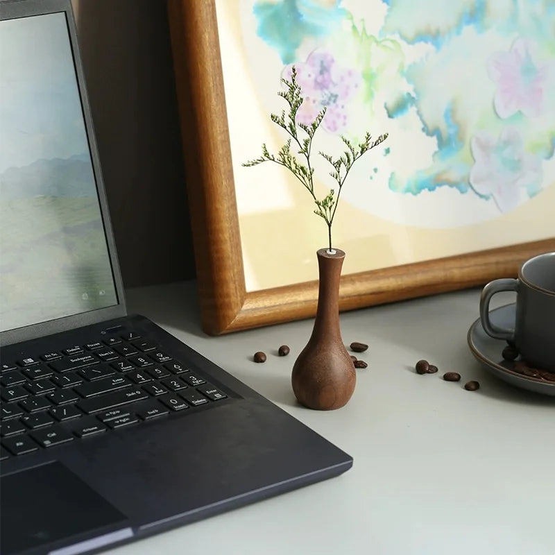 אגרטל פרחים מעץ אגוז שחור