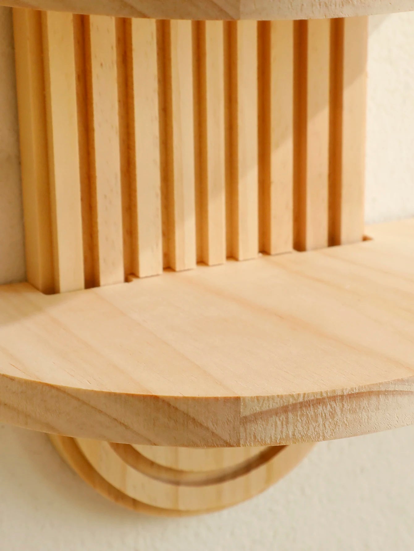 מדפי עץ מעוצבים