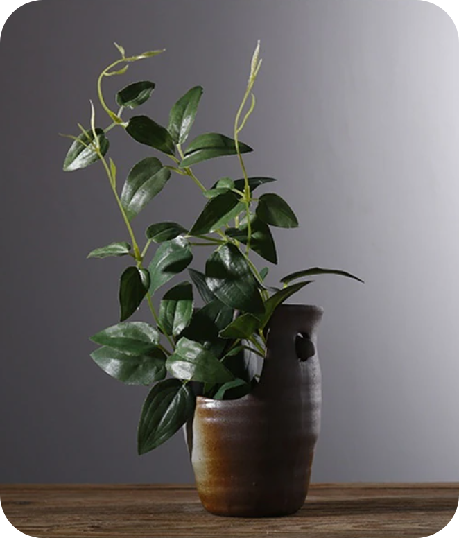 אגרטלי חרס מעוצבים לפרחים בחום וזהב