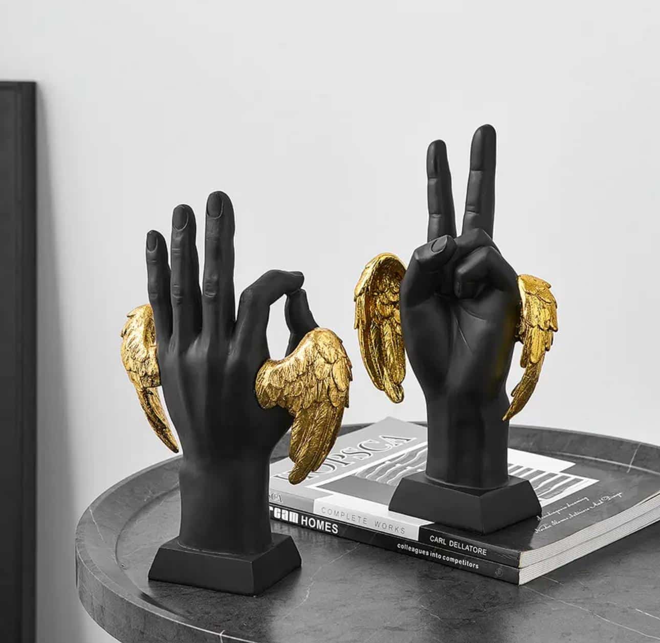 Flying hand – פסל יד מודרני כנפיים