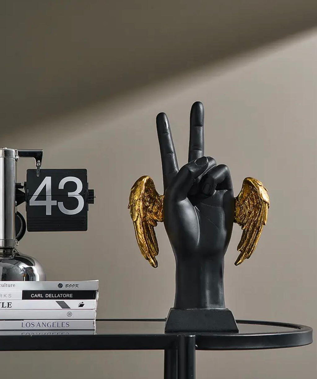 Flying hand – פסל יד מודרני כנפיים