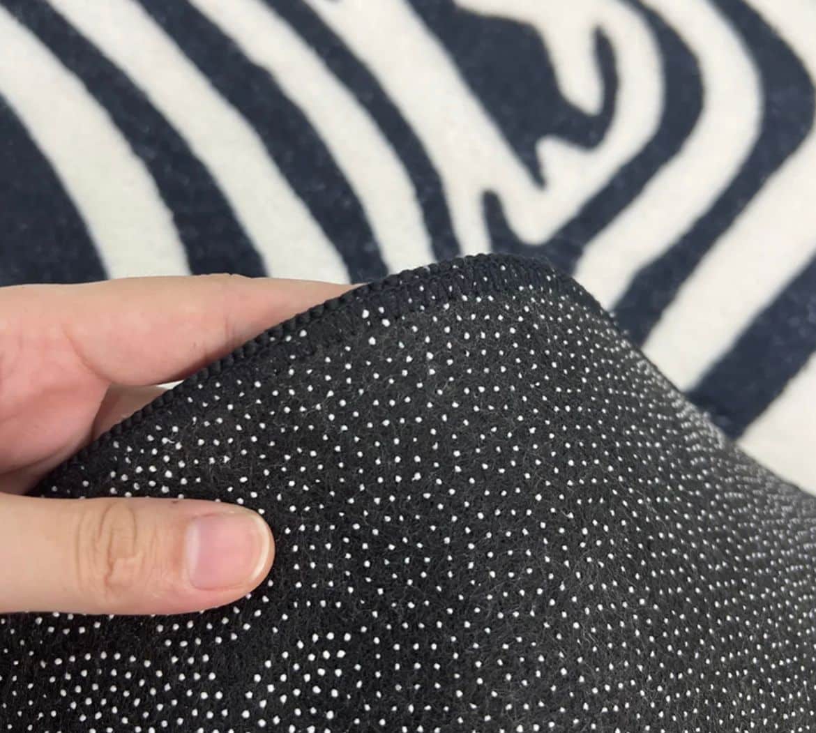 Illusion – שטיח שחור לבן אשליה