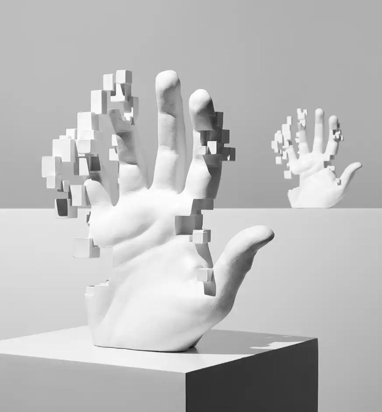 Ologram hand &#8211; פסל יד דמוי אלוגרמה