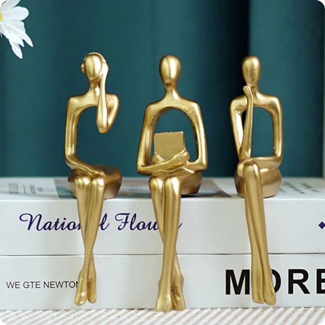 פסל האישה החושבת TRIO